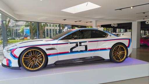 Ein ausgestelltes Auto im PACE-Museum von Jean Pierre Kraemer in Dortmund
