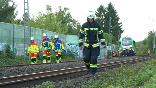 Einsatzkräfte am Ort, wo der Zug aufgrund der Kinder auf den Bahngleisen notbremsen musste.