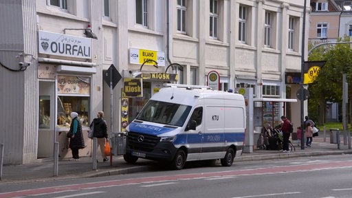 Der Einsatzwagen der KTU steht vor dem Kiosk am Borsigplatz.