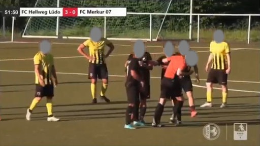 Ein Fußballspieler der Kreisliga holte aus und schlug den Schiedsrichter mit flacher Hand ins Gesicht