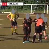 Ein Fußballspieler der Kreisliga holte aus und schlug den Schiedsrichter mit flacher Hand ins Gesicht