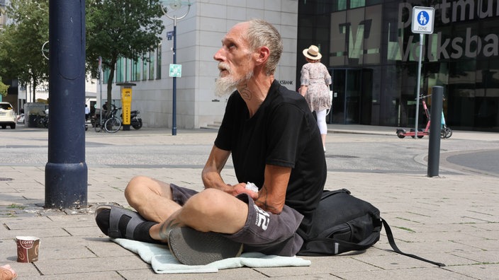 Ein Mann bettelt in Dortmund 