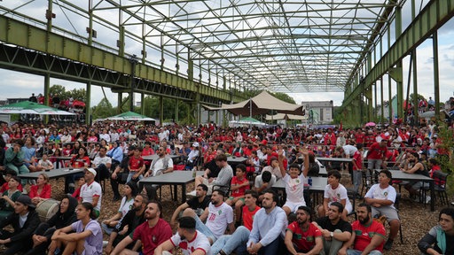 Hunderte Marokko-Fans im Dortmunder Hafengarten vor der Leinwand