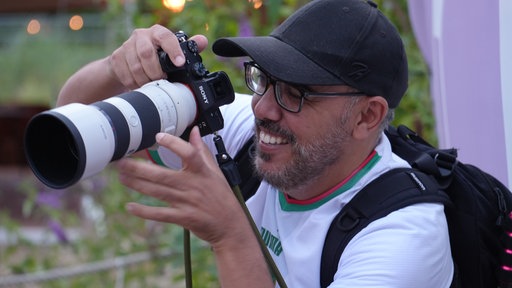 Fotograf im Marokko-Trikot mit seiner Kamera in der Hand