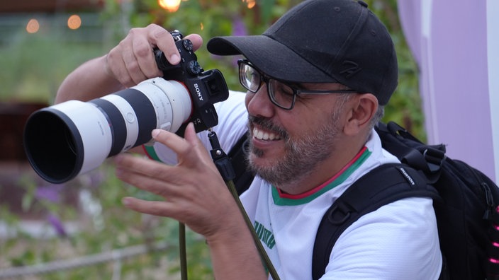 Fotograf im Marokko-Trikot mit seiner Kamera in der Hand