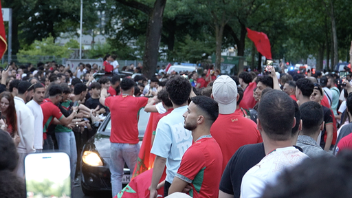 Marokko-Fans feiern und hüpfen auf der Straße nach dem Spiel