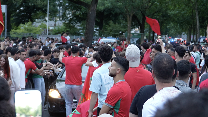 Marokko-Fans feiern und hüpfen auf der Straße nach dem Spiel