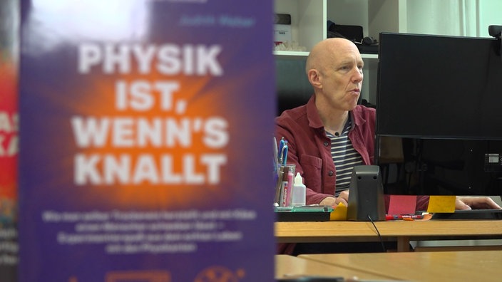Marcus Weber an seinem Schreibtisch