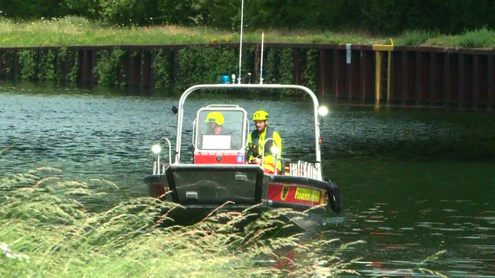 Mit einem Rettungsboot wird gesucht