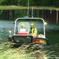 Mit einem Rettungsboot wird gesucht