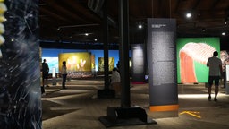 Besucher vor großen Fotoleinwänden im Gasometer Oberhausen