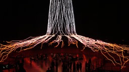Ein riesiger Baum als Lichtkunstinstallation im Gasometer