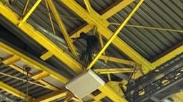 Stadionkletterer unterm Dach vom Dortmunder Stadion