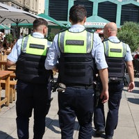 Mitarbeiter des Ordnungsamtes gehen über den Alten Markt in Dortmund