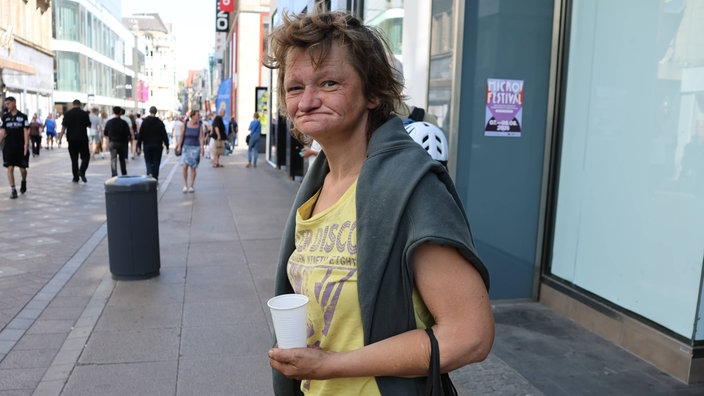 Eine Frau bettelt in der Dortmunder Innenstadt.