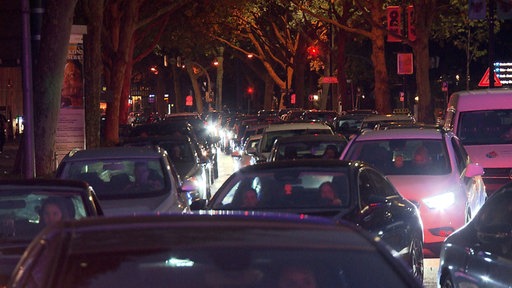 Eine hunerte Meter lange Autoschlange auf dem Südwall in Dortmund - über drei Spuren. 