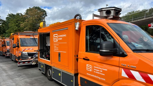 Drei Messwagen mit neuster Scan-Technik stehen in einer Reihe.