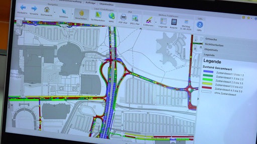 Die Messergebnisse aus dem Jahr 2021 auf einem Laptop. Farbliche Markierungen zeigen den jeweiligen Zustand der Fahrbahn.
