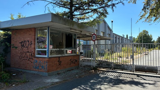 Kleines Gebäude mit eingeschlagener Frontscheibe