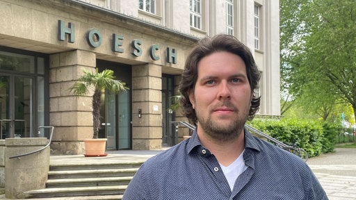 Porträt von Moritz Engels, BRV TKS Dortmund, vor einem Gebäude mit Hoesch-Aufschrift
