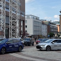 Mehrere Autos von Uber vor dem Dortmunder Rathaus