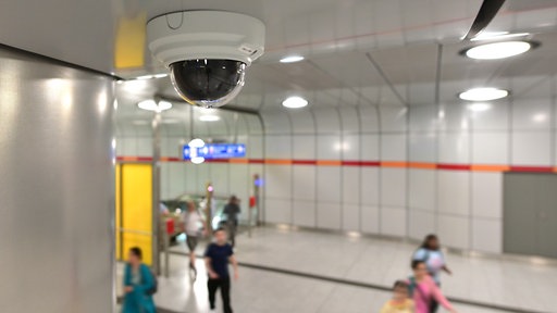 Eine Kamera an der Decke