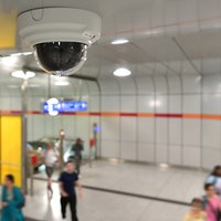 Eine Kamera an der Decke