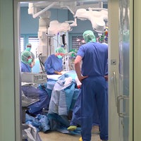 Blick durch eine Tür zusehen ist ein Operationstisch