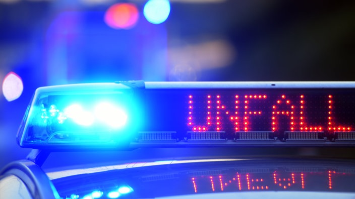 Die Anzeige auf einem Polizeiauto mit dem Schriftzug "Unfall"