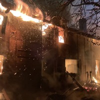 Ein Haus steht in Flammen, es brennt lichterloh. 