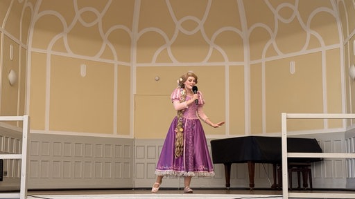 Jolene Weber als Prinzessin "Rapunzel" auf der Bühne.