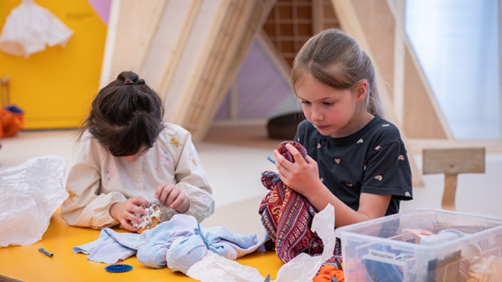 Kinder basteln an einem Tisch