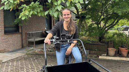 Lebensmittelretterin Nicole Walther auf ihrem Lastenrad 
