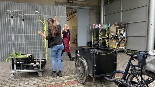 Lebensmittelretterin Nicole Walther holt mit ihrem Lastenrad aussortierte Lebensmittel bei einem Betrieb ab