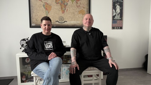Ein Mann und eine Frau sitzen auf einer Couch