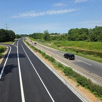 Autobahn von der Brücke aus - links sanierte und noch gesperrte Fahrbahn, rechts noch marode mit Fahrzeugen