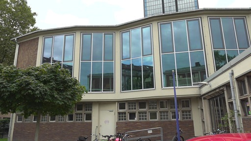 Ein Schulgebäude von außen