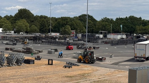 Mehrere Gabelstapler und LKW stehen auf der Fläche vor der Düsseldorfer Merkur Spiel-Arena.