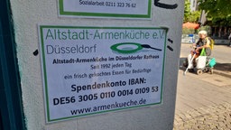 Ein laminiertes Schild mit der Aufschrift: "Altadt-Armenküche e.V."