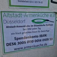 Ein laminiertes Schild mit der Aufschrift: "Altadt-Armenküche e.V."