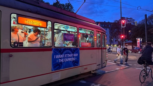Fans fahren mit der I want it that way - Express-Straßenbahn durch Düsseldorf.