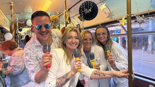 Fans fahren in der Backstreet Boys - Express-Straßenbahn durch Düsseldorf und stehen vor einem Nick Carter Pappaufsteller