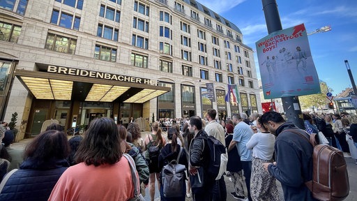 Viele Fans stehen vor dem Haupteingang vor dem Hotel Breidenbacher Hof in Düsseldorf.