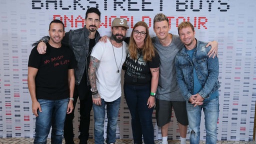 Die Backstreet Boys posieren mit ihrem Fan Pascale Deworm