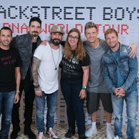 Die Backstreet Boys posieren mit ihrem Fan Pascale Deworm