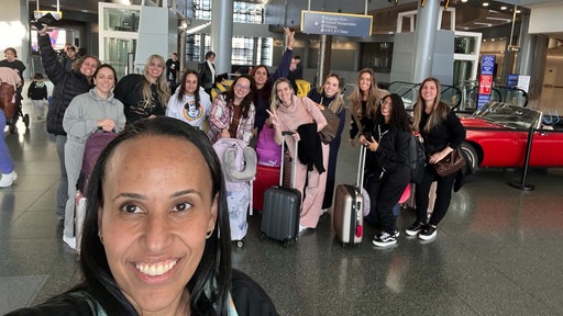 Frauen stehen am Flughafen in Las Vegas