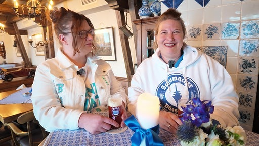 Zwei Frauen stehen in einem Brauhaus