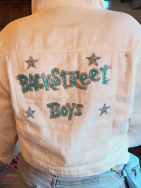 Auf einer Jacke steht der Schriftzug Backstreet Boys