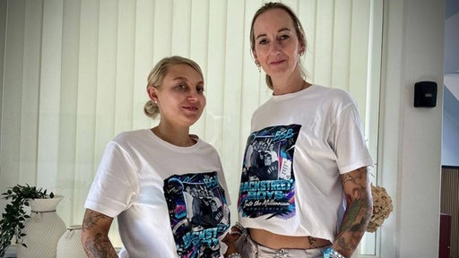 Zwei Frauen in einem Tattoo Studio
