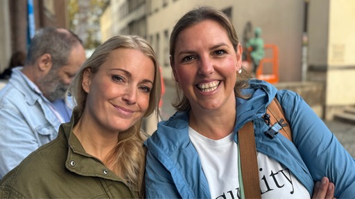 2 Frauen posieren zusammen 